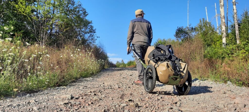 Benpacker wird auf einem Schotterweg gezogen
