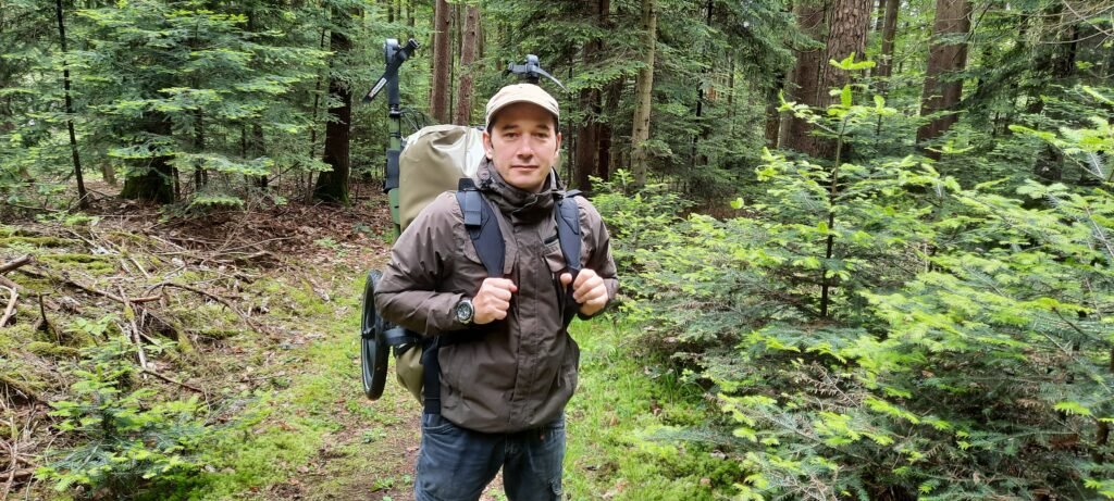 Benpacker auf dem Rücken von Ben im Wald