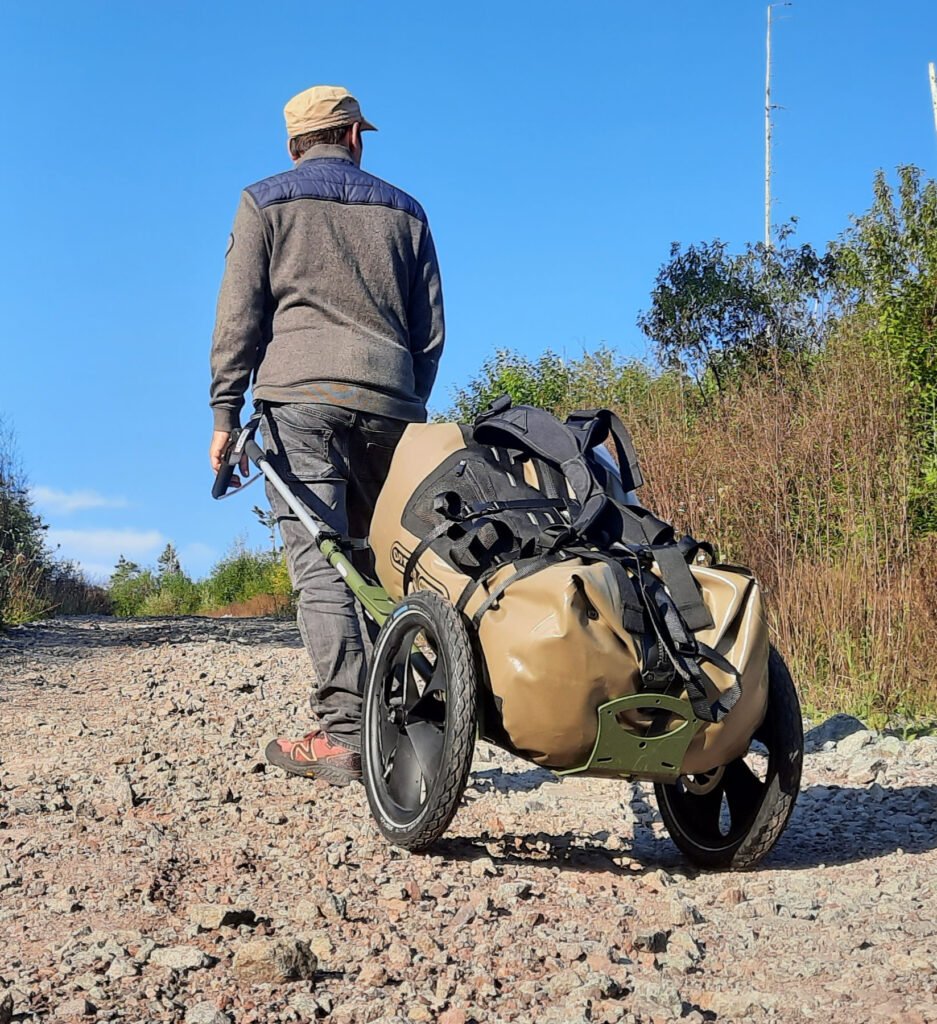 Trekkingwagen Benpacker auf einem Schotterweg