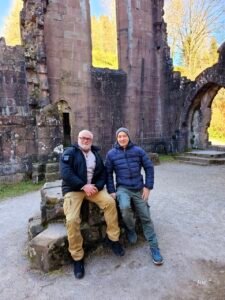 Ben und Uwe vor der Burgruine Allerheiligen
