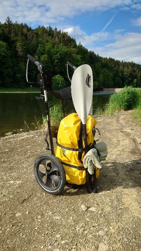 Kayaktasche auf einem Track Packer
